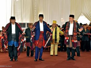 Jokowi Manortor, Netizen Banyak Beri Pujian