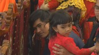 Ia tampak duduk di belakang Gibran dan Selvi. Foto: Screenshot CNN Indonesia