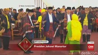 Saat manortor, Jokowi dilempari beras kuning. Dia pun tersenyum (Foto: Dok. CNN Indonesia TV)
