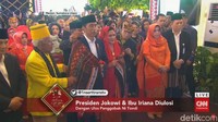 Ulos itu disebut sebagai persembahan raja-raja di Sumatera Utara dengan maksud agar Jokowi terhindar dari marabahaya. (Foto: Dok. CNN Indonesia TV)