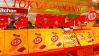 Mampir ke Tokyo Okashi Land, pengunjung bisa lihat area khusus penjualan Kit Kat Banana yang meriah dengan berbagai pernak pernik. Foto: Istimewa