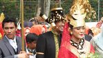 Senyum Kahiyang dan Bobby Saat Berbusana Adat Mandailing