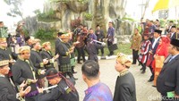Begitu tiba di lokasi puncak pesta adat, Jokowi dan Iriana disambut oleh Manortor oleh raja adat.