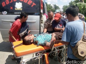 Mobil Elf Terguling di Raya Bojonegoro-Cepu, 1 Penumpang Tewas