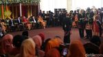 Foto: Jokowi dan Iriana Mengulosi Kahiyang-Bobby