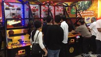 Begitu sampai di lantai paling atas, Jokowi langsung unjuk kebolehan melempar bola basket di arena permainan. Seskab Pramono Anung dan Menteri PUPR Basuki Hadimuljono pun ikut. Jokowi, Pramono, dan Basuki tampak bertanding. Foto: Ray Jordan/detikcom