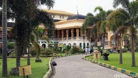 Istana Maimun didesain oleh arsitek Italia dan dibangun oleh Sultan Deli, Sultan Mahmud Al Rasyid.