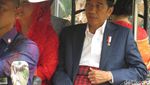 Gaya Jokowi-Iriana Naik Mobil Ulos ke Puncak Pesta Adat