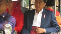 Begini penampakan Jokowi dan Iriana saat naik mobil ulos. 