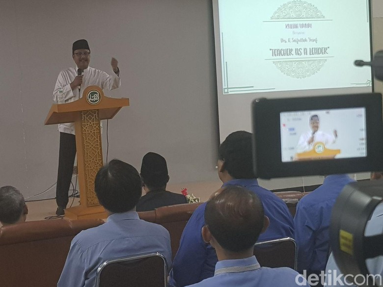 Peringatan Hari Guru, Gus Ipul Baca Puisi Guru Zaman Now Peringatan Hari Guru, Gus Ipul Baca Puisi Guru Zaman Now