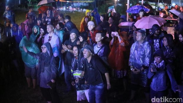 Hujan dan Lumpur Buat Payung Teduh Nostalgia di Kulfest 2017
