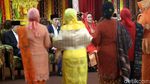 Gaya Ibu Iriana Manortor di Puncak Pesta Adat Kahiyang-Bobby