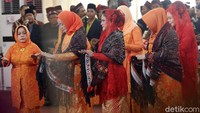 Tangan Iriana dihadapkan ke bawah dan jari-jarinya mengatup rapat.