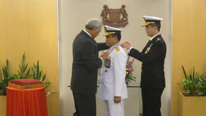 KSAL Terima Penghargaan Militer dari Pemerintah Singapura KSAL Terima Penghargaan Militer dari Pemerintah Singapura