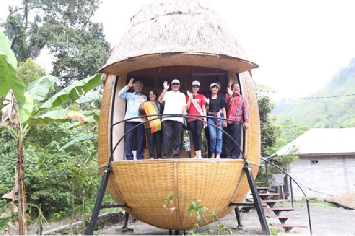 Materi 2 : Menpar Resmikan 2 Homestay Sigapiton