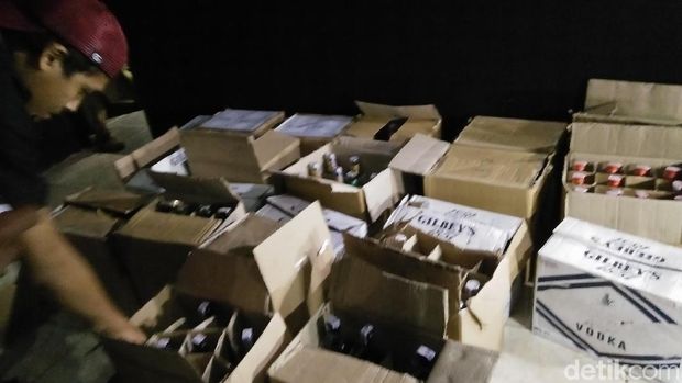 Sejumlah miras disita dari hasil razia di tempat karaoke dan kelab malam itu