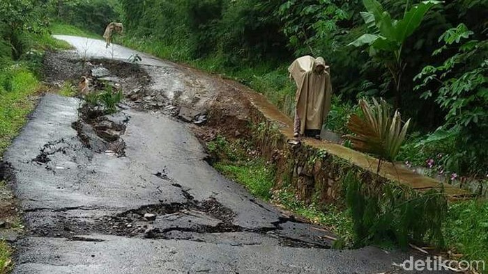 Jalan Penghubung 2 Kecamatan di Banjarnegara Ambles Sedalam 1 Meter
