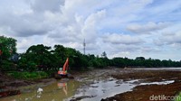 Pengerukan tersebut dilakukan juga untuk menambah daya tampung air.