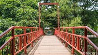 Pengunjung tidak perlu mengeluarkan biaya masuk alias gratis. Untuk memasuki area RTH ini para pengunjung harus berjalan melewati jembatan besi berwarna merah yang melintasi sungai.