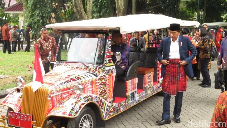  Gaya  Jokowi Iriana Naik Mobil Ulos ke  Puncak  Pesta Adat