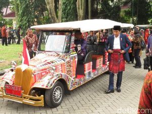 Gaya Jokowi-Iriana Naik Mobil Ulos ke Puncak Pesta Adat