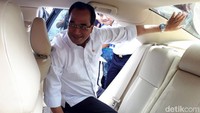 Dalam acara ini, Menhub memasang stiker di kaca depan taksi online. Kemudian, Menhub masuk ke mobil untuk memasang stiker di kaca belakang.