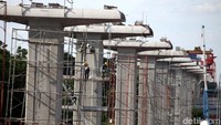 Para pekerja membangun tiang pancang LRT. Lamhot Aritonang/detikcom.