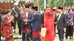 Gaya Jokowi-Iriana Naik Mobil Ulos ke Puncak Pesta Adat