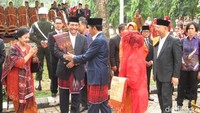 Begitu tiba di lokasi, Jokowi dan Iriana disambut oleh pihak keluarga. 