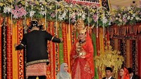 Jokowi dan Iriana juga menyaksikan Kahiyang dan Bobby saat menari tortor (Foto: Agus Suparto/Setpres)