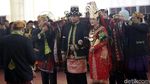 Foto: Jokowi dan Iriana Mengulosi Kahiyang-Bobby
