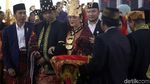 Foto: Jokowi dan Iriana Mengulosi Kahiyang-Bobby