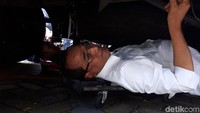 Budi mengecek Iangsung hingga ke dalam kolong Bus Pariwisata.