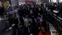 Warga mengantre di stasiun kereta api bawah tanah di Oxford Circus yang dibuka setelah dipastikan tak ada teror penembakan. (Foto: Reuters/Simon Dawson)