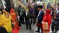 Jokowi dan Iriana dilempari beras kuning.