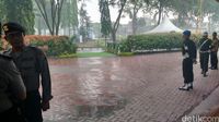 Hujan di pesta adat Kahiyang-Bobby siang ini.