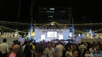 Ramainya pengunjung di depan Mall Ngee Ann City.