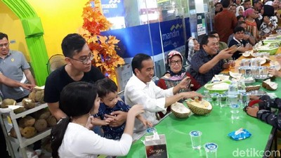 Mampir ke Ucok Durian, Begini Ekspresi Jan Ethes Mencicip Durian Bersama Jokowi!