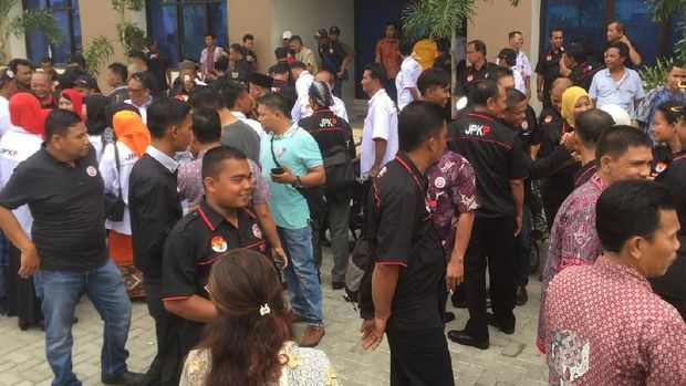 Nikahan Kahiyang-Bobby, Relawan Jokowi Tiba di Asrama Haji Medan