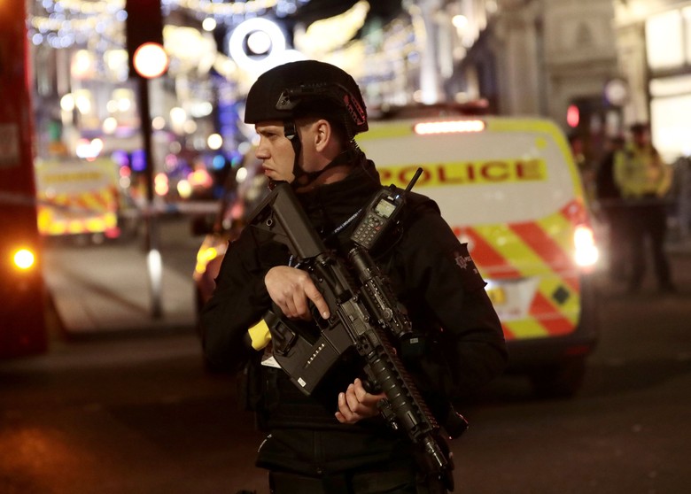 Penembakan Dilaporkan Terjadi di Oxford Street London Saat Black Friday Penembakan Dilaporkan Terjadi di Oxford Street London Saat Black Friday