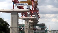 Proyek LRT Jabodebek sedang berjalan, contohnya rute Cibubur-Cawang-Dukuh Atas, yang sudah sampai di kawasan Kuningan, Jakarta Selatan. Selain itu, ada pula rute Bekasi-Cawang-Dukuh Atas, yang juga masih berproses.