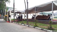 Begitu pula untuk akses masuk ke tenda pernikahan. Pengamanan dilakukan secara berlapis.