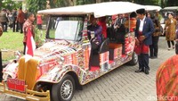 Jokowi dan Iriana naik mobil listrik bermotif ulos untuk tiba di tenda lokasi pesta adat Kahiyang-Bobby (Foto: Andhika Prasetia/detikcom)