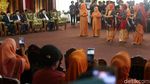 Gaya Ibu Iriana Manortor di Puncak Pesta Adat Kahiyang-Bobby