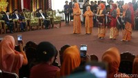 Iriana menari Tortor di hadapan para tamu.