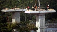 Cuma, biaya investasi LRT Jabodebek meningkat menjadi Rp 31 triliun, dari sebelumnya Rp 26,7 triliun. Kenaikan ini karena ada perubahan konstruksi, dari fixed block menjadi moving block.