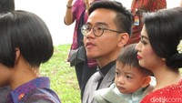 Ethes tampak tak ingin jauh dari sang ibunda.