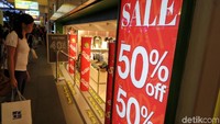 Pengunjung melihat barang diskon di Mall Takhasimanya.