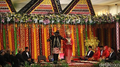 Foto: Kahiyang-Bobby Menari Tortor Somba di Puncak Pesta Adat