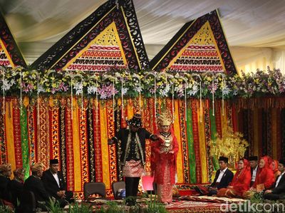 Foto: Kahiyang-Bobby Menari Tortor Somba di Puncak Pesta Adat